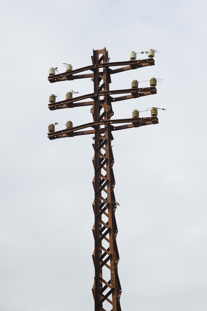 Viejo poste eléctrico oxidado
  - Foto, imagen