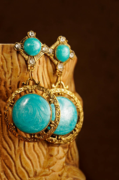 Handgemaakte Indiase turquoise gouden oorbellen, Indiase traditionele sieraden - Foto, afbeelding