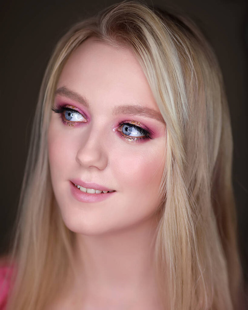 Close-up portrait of a girl with pink makeup and straight hair. - Fotoğraf, Görsel