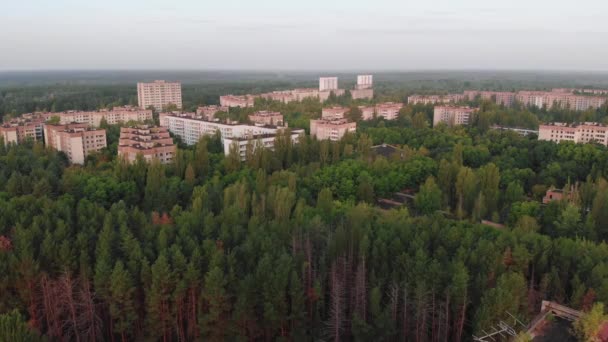 チェルノブイリ原子力発電所の近くのプリピャトのソ連の都市の空中ビューチェルノブイリの除外ゾーン。ウクライナだ。災害後のゴーストシティ - 映像、動画