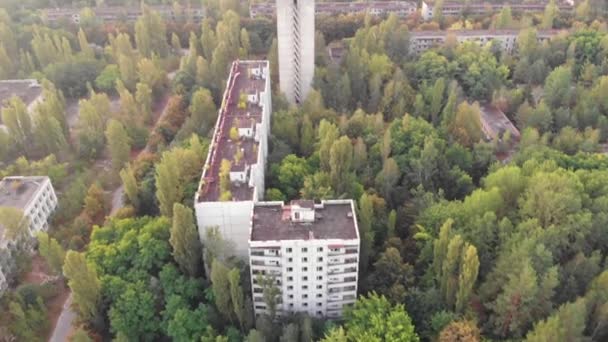 Vista aérea de la ciudad soviética de Pripyat cerca de la central nuclear de Chernóbil en la zona de exclusión de Chernóbil. Ucrania. Ciudad fantasma después del desastre - Metraje, vídeo