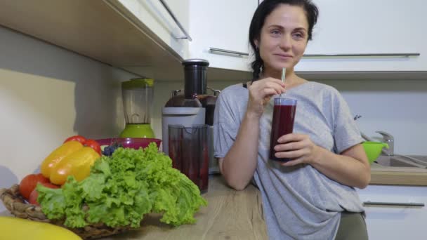 Mujer bebiendo jugo de remolacha y mostrando el pulgar - Metraje, vídeo