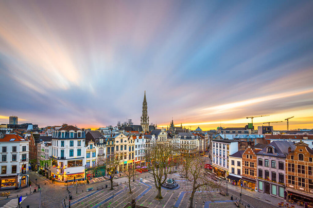 Bryssel, Belgia aukio ja horisontti kaupungintalon torni hämärässä. - Valokuva, kuva