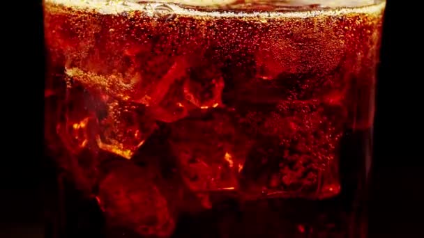 Glas Cola mit Eis und Blasen. - Filmmaterial, Video