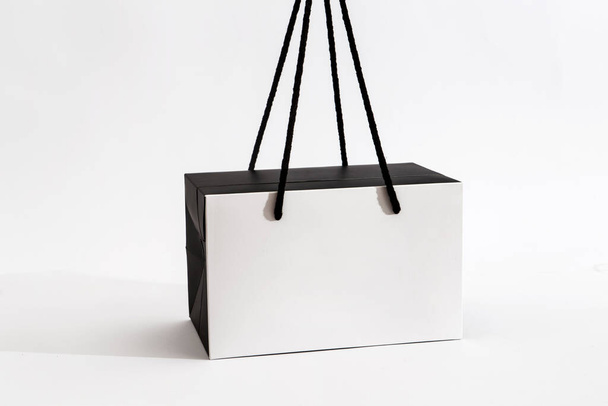 negro y blanco llevar caja de cartón y bolsa de papel - Foto, imagen