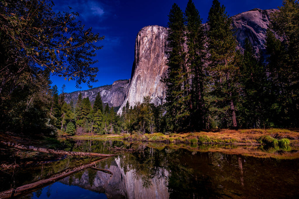 Muro de escalada en roca mundialmente famoso de El Capitán, Parque Nacional Yosemite, California, EE.UU. - Foto, Imagen
