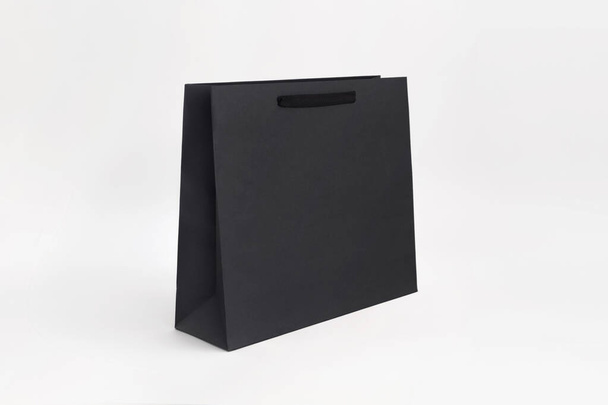 zwarte luxe papieren tas shopper met stoffen handvatten - Foto, afbeelding