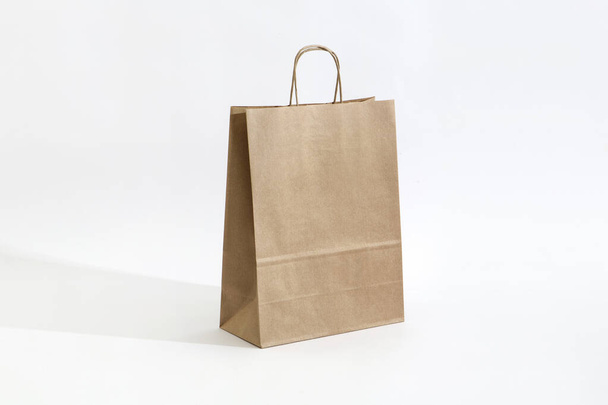 paper bag, brown paper bag, kraft, take away, medium bag, vertical paper bag, eco paper bag, food delivery, shopping, packaging, blank, mockup, mock up, white background, isolated on white, classic, unbranded, un-branded, shop, sale, buy, retail, sho - Фото, изображение