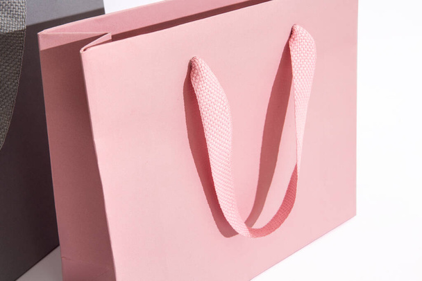 close-up van een grijs medium en een roze kleine papieren tassen en shoppers - Foto, afbeelding