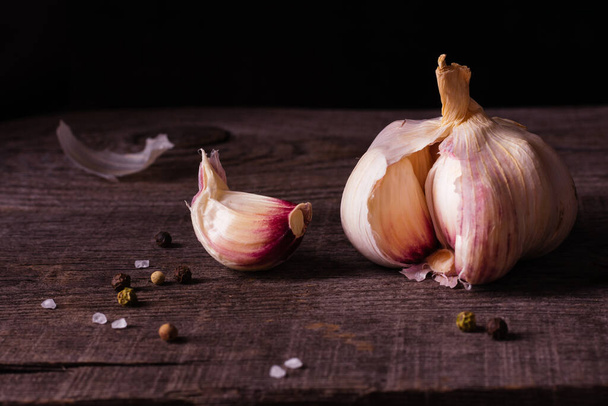 Fresh garlic on a wooden table - Zdjęcie, obraz