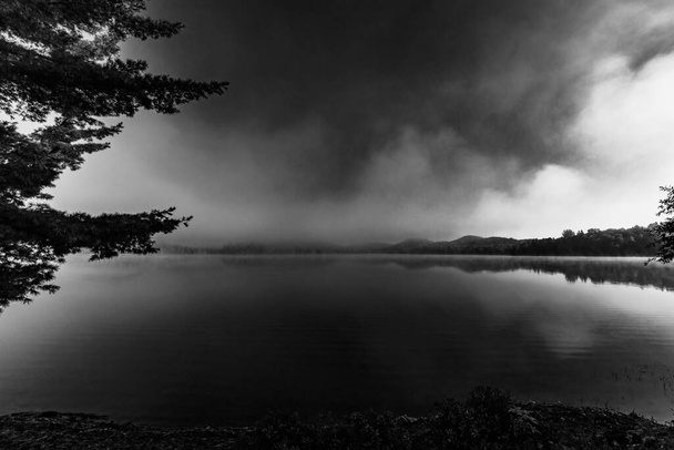 θέα μιας βάρκας στο Lac-Superieur, ομιχλώδες πρωινό με ομίχλη, στο Laurentides, Mont-tremblant, Κεμπέκ, Καναδάς - Φωτογραφία, εικόνα