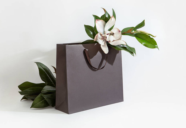saco de papel de luxo cinza com flores e folhas - Foto, Imagem