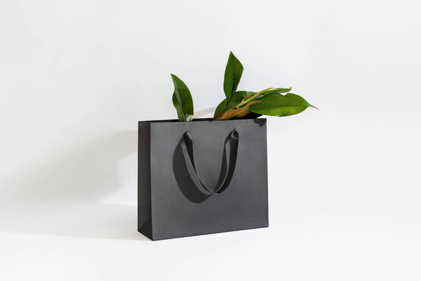 grijze luxe papieren tas met magnolia bladeren - Foto, afbeelding
