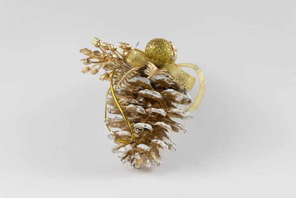 白を基調とした黄金のパイナップル。クリスマスツリーの飾り - 写真・画像