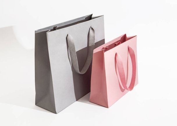 petit sac en papier gris moyen et rose shopper - Photo, image