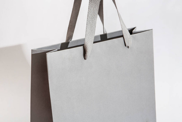bolsa de papel gris claro shopper primer plano - Foto, imagen