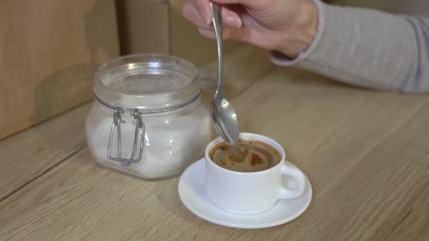 Mujer poner muchas cucharadas de azúcar en el café - Imágenes, Vídeo