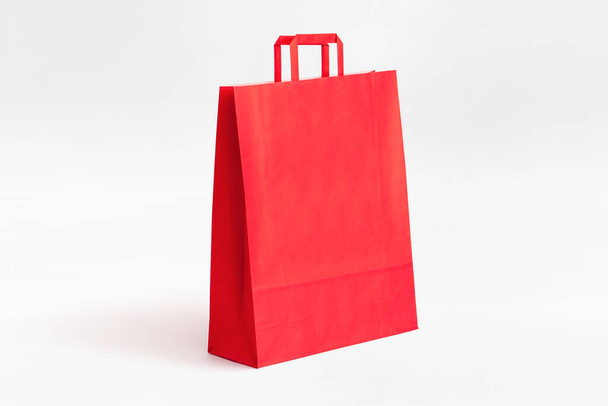 gran bolsa de papel rojo con asas planas - Foto, Imagen