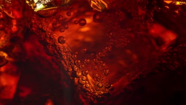 Μακροσκοπική άποψη της Cola με πάγο και φυσαλίδες. - Πλάνα, βίντεο