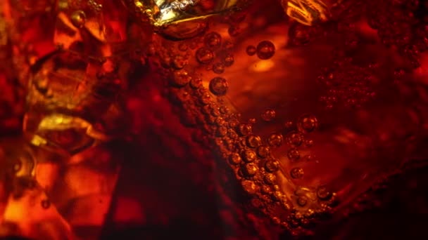 Macro vista de Cola con hielo y burbujas. - Metraje, vídeo
