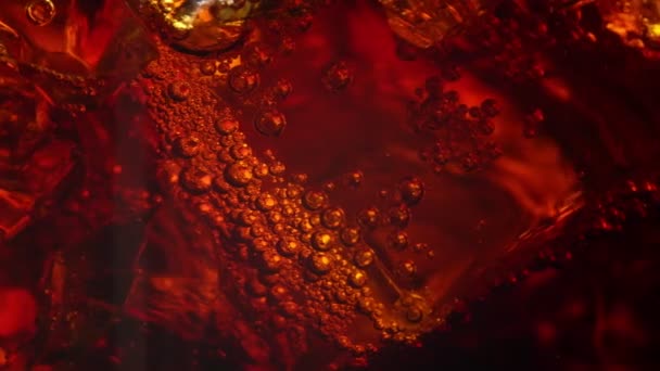 氷と泡のあるコーラのマクロビュー. - 映像、動画