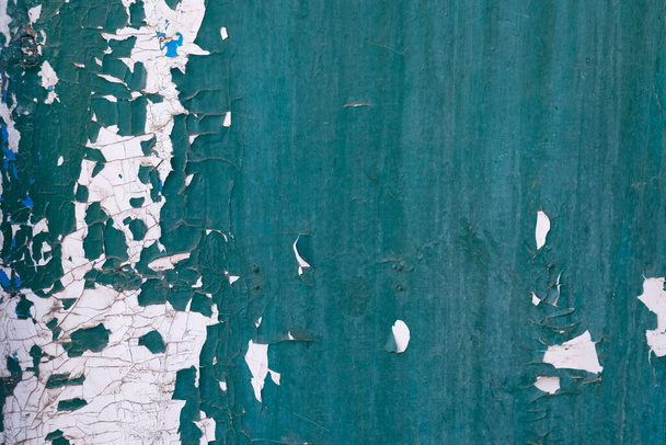 textuur van groen gebarsten verf door witte vintage abstracte achtergrond gebarsten groene verf - Foto, afbeelding