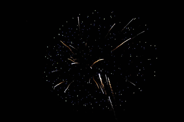 УЛЬШТЕЙНВИК, НОРВЕГИЯ - Январь 2017 года. Фейерверки в ночном небе. - Фото, изображение