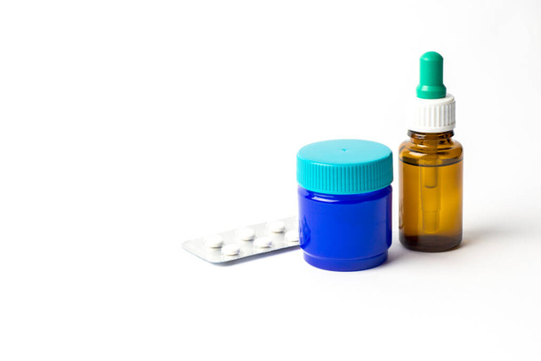 Gyógyszerek a megfázásra és az influenzára fehér alapon. Tabletta, orrcsepp, kenőcs. - Fotó, kép