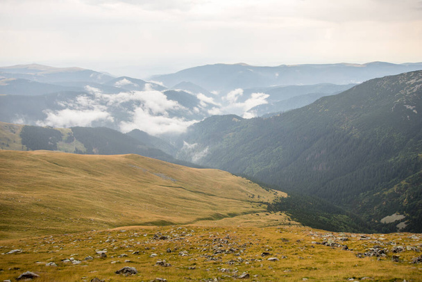paisajes espectaculares de la carretera de montaña transalpina romania - Foto, imagen