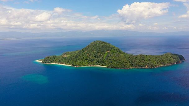 緑の島で海の風景。アトゥラヤン島,カマリネス・スール,フィリピン. - 写真・画像