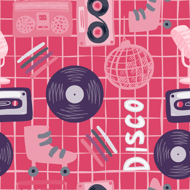 Patrón inconsútil de paleta rosa y púrpura con bola disco, micrófono, rodillos, casete, grabadora, vinilo, formas de registro. Fondo a cuadros. Ilustración vectorial. - Vector, Imagen