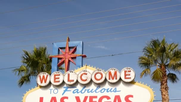 Добро пожаловать на сказочный ретро-неоновый знак Лас-Вегаса в игорном туристическом курорте, США. Знаменитый винтажный баннер как символ казино, азартных игр, игры на деньги и рискованных ставок. Письмо на вывеске - Кадры, видео