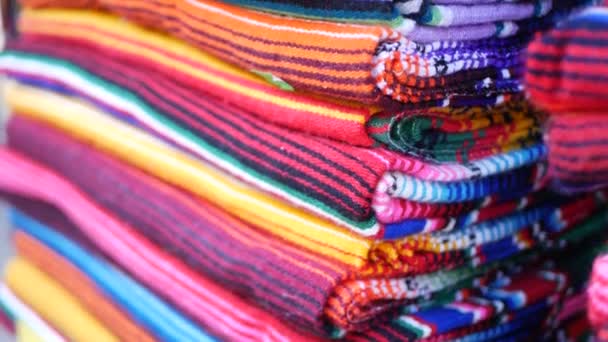 Színes mexikói gyapjú serape takaró textúra. Szőtt díszítő élénk textil autentikus latin-amerikai minta. Csíkos többszínű szövet poncho és sombrero. Spanyol bennszülött stílus - Felvétel, videó