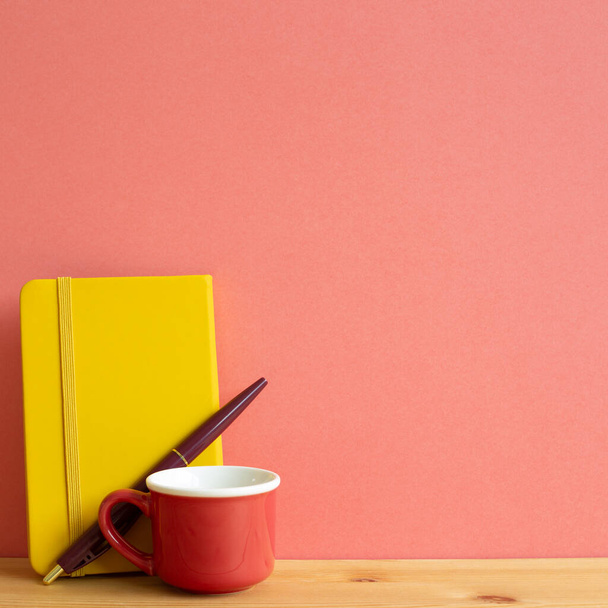 Щоденник зошита з чашкою кави, ручка на дерев'яному столі з рожевим фоном. копіювання простору
 - Фото, зображення