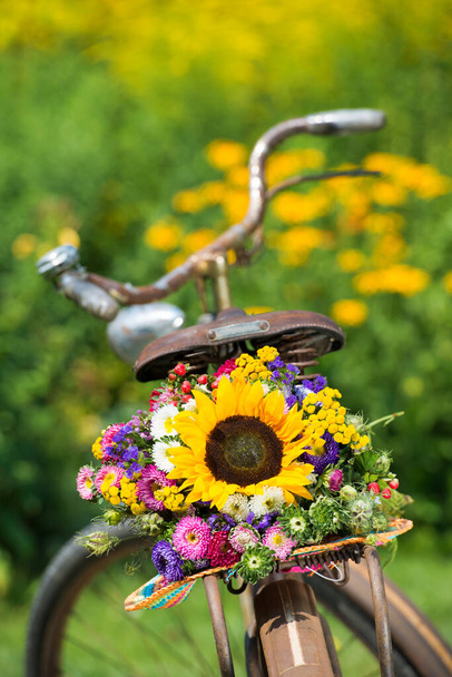 Παλιό ποδήλατο με καλοκαιρινά λουλούδια - Φωτογραφία, εικόνα