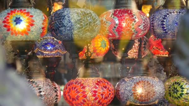 Kleurrijke turkse lampen van glasmozaïek gloeien. Arabisch multi gekleurde authentieke retro stijl lichten. Veel verlichte Marokkaanse ambachtelijke lantaarns. Oosterse islamitische Midden-Oosten decor. Glanzende folk shop - Video