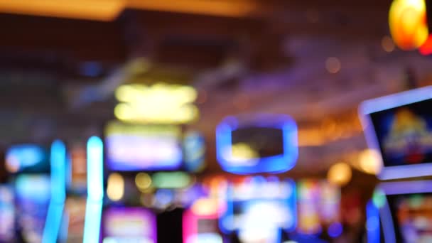 Defocused speelautomaten gloeien in casino op fantastische Las Vegas Strip, Verenigde Staten. Wazig gokken jackpot slots in hotel in de buurt van Fremont straat. Verlichte neon fruitmachine voor het riskeren van geld spelen en wedden - Video