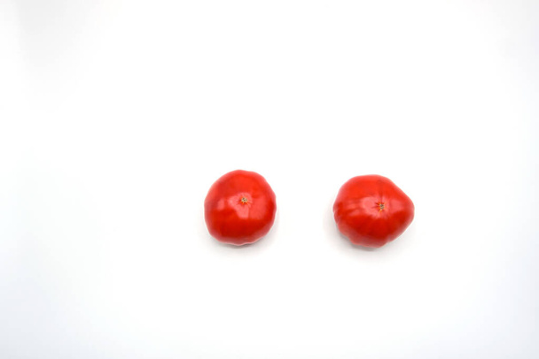 Vista de cerca de tomates rojos frescos aislados sobre fondo blanco visto desde arriba - Foto, imagen