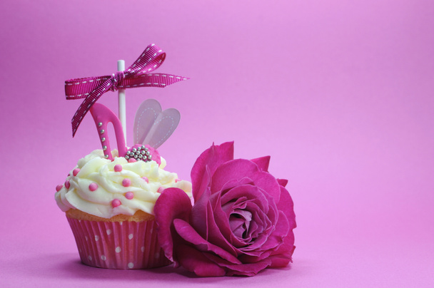 όμορφα διακοσμημένα και πολύχρωμο cupcake, ένα για κάθε ημέρα της εβδομάδας. - Φωτογραφία, εικόνα
