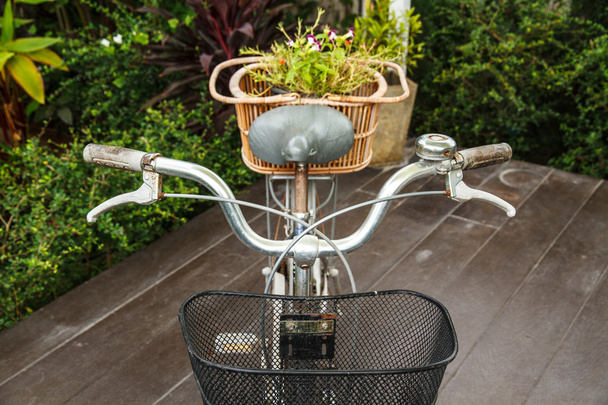 Fahrradkorb mit Blumen - Foto, Bild