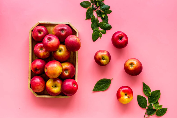 Grupo de maçãs vermelhas em bandeja de madeira com folhas. Colheita de outono - Foto, Imagem