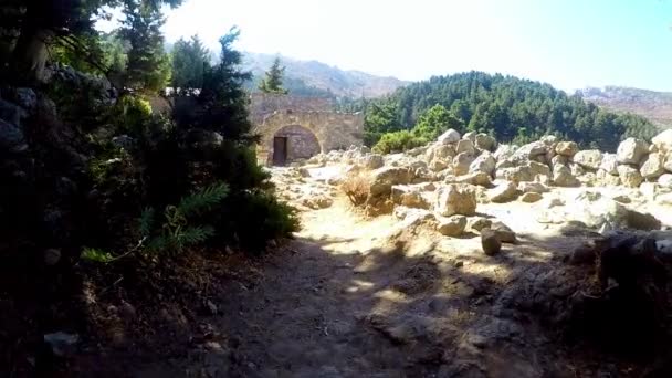 Spaziergang zu den Ruinen einer alten Kirche in Paleo Pili, einer historischen Stätte auf der Insel Kos in Griechenland. - Filmmaterial, Video