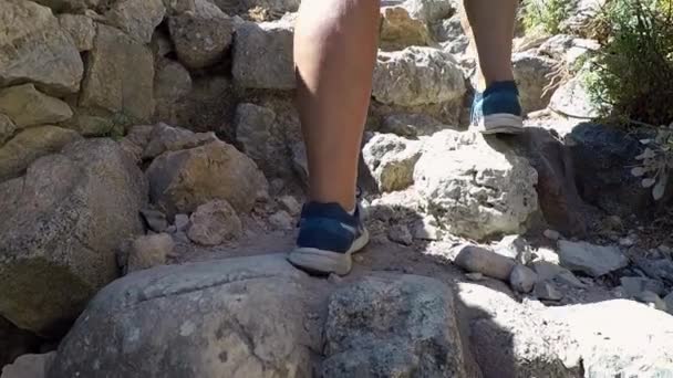 Ein Spaziergang die Treppe hinauf zur Burg von Paleo Pili, einem historischen Ort auf der Insel Kos in Griechenland. - Filmmaterial, Video