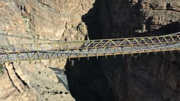 Εναέρια λήψη της υψηλότερης γέφυρας της Ασίας, chicham khaas, κοιλάδα Spiti, κοντινό πλάνο, Αριστερό Sliding Shot  - Πλάνα, βίντεο