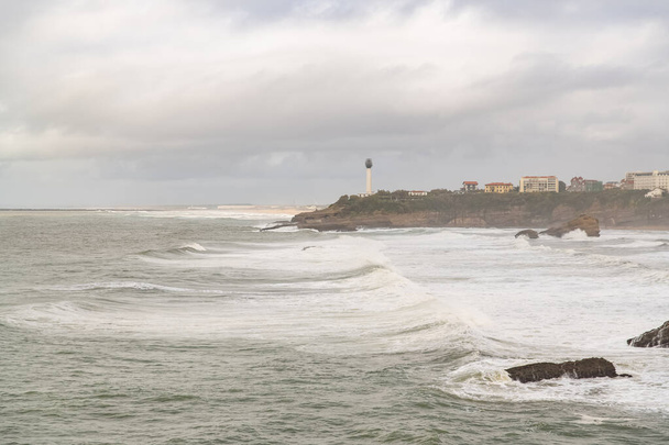 Biarritz na França, panorama do farol na costa no inverno, dia chuvoso - Foto, Imagem