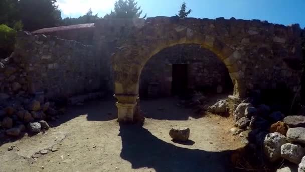 Caminando hacia una antigua iglesia en Paleo Pili un sitio histórico en la isla de Kos en Grecia. - Metraje, vídeo