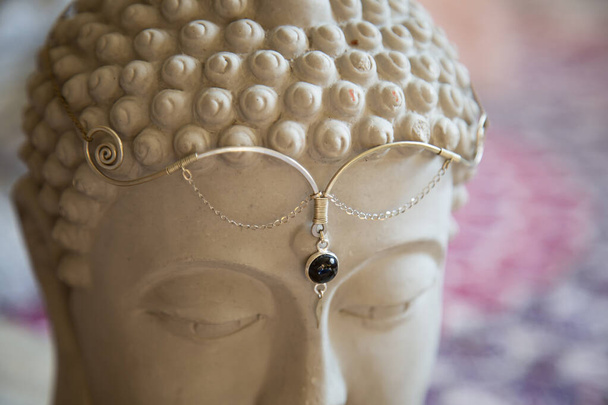 Mosazná čelenka s drahokamem na hlavě sochy Buddhy - Fotografie, Obrázek