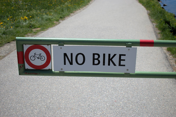 Fahrradverbotsschild in St. Moritz in der Schweiz 27.5.2020 - Foto, Bild