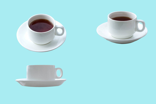 Черный кофе в белых чашки на синем фоне, многие стили с обрезки пути - Фото, изображение