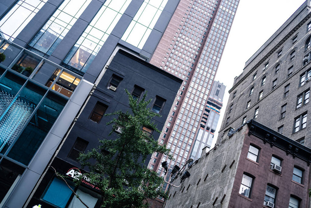 マンハッタンの都市景観。素晴らしい高層ビルだ。ガラスとコンクリートの街で - 写真・画像